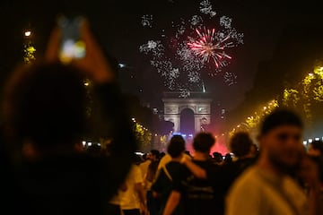 Los seguidores del PSG se congregaron en masa en el centro de París tras la victoria por 5-0 ante el Inter. Las celebraciones incluyeron fuegos, bengalas y banderas.