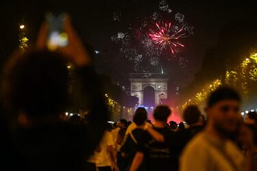 Los seguidores del PSG se congregaron en masa en el centro de París tras la victoria por 5-0 ante el Inter. Las celebraciones incluyeron fuegos, bengalas y banderas.