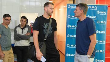 El escolta canadiense Nik Stauskas junto a su entrenador en el Kirolbet Baskonia Velimir Perasovic.