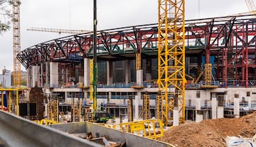 El regreso al nuevo Camp Nou, según el propio club catalán, está a la vuelta de la esquina. Las últimas instantáneas del avance de las obras muestras la construcción del anillo exterior del estadio.