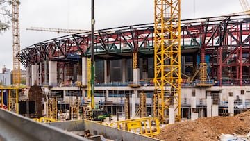 El regreso al nuevo Camp Nou, según el propio club catalán, está a la vuelta de la esquina. Las últimas instantáneas del avance de las obras muestras la construcción del anillo exterior del estadio.