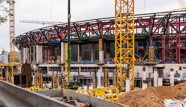 El regreso al nuevo Camp Nou, según el propio club catalán, está a la vuelta de la esquina. Las últimas instantáneas del avance de las obras muestras la construcción del anillo exterior del estadio.