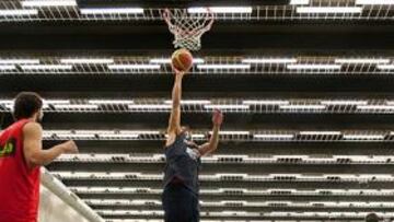 <b>TRABAJO. </b>Víctor Sada entra a canasta ante la mirada de Sergio Llull, Víctor Claver y Rudy Fernández en la apacible sesión de entrenamiento que realizó ayer la Selección.