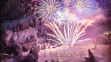 Una estación de esquí de Austria como Kitzbuehel, lanzando fuegos artificiales desde una pista durante la Navidad 2020.