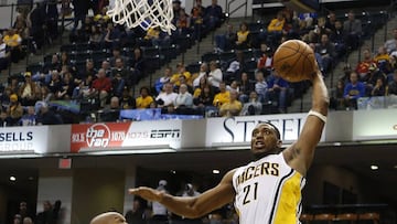 Thaddeus Young realiza un mate durante el partido entre Indiana Pacers y Los Angeles Clippers.