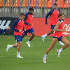 Simeone entrena con 11 futbolistas ante las bajas por el parón de selecciones