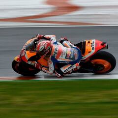 Márquez también domina con el asfalto empapado