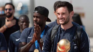 Lloris con el trofeo.