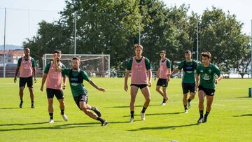 Racing de Ferrol y Mirandés, dos modestos de la categoría, se enfrentan en A Malata.
