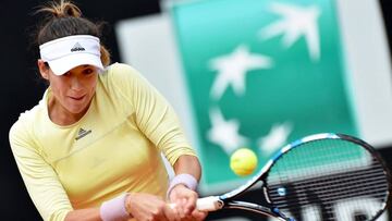 Garbiñe Muguruza devuelve una bola a Timea Bacsinszky durante el partido de cuartos de final del Open de Italia.