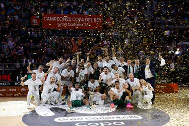 Los jugadores celebran el tercer título que consigue el club malagueño.