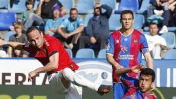 <b>SENTENCIA. </b>Nino se aprovechó de la confianza de la zaga granota y de un buen servicio de Raúl García para liquidar el partido.
