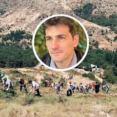 Iker Casillas, azadón en mano, ayuda en las labores de extinción del incendio de Ávila