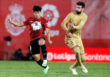 Lee Kang-in y Gerard Piqué.