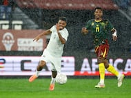 Soccer Football - CAF Africa Cup of Nations - Morocco 2025 - Round of 16 - South Africa v Cameroon - Al Medina Stadium, Rabat, Morocco - January 4, 2026 South Africa's Lyle Foster in action with Cameroon's Samuel Kotto REUTERS/Siphiwe Sibeko