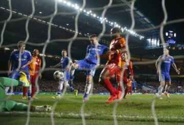 El jugador del Chelsea Gary Cahill (d) anota un gol ante el Galatasaray durante el partido de octavos de final de la Champions League disputado en el estadio Stamford Bridge.
