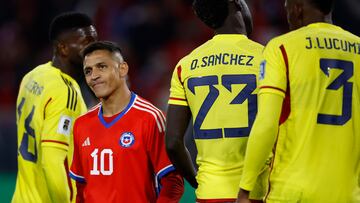 El jugador de la seleccion chilena Alexis Sanchez, izquierda, se lamenta tras desperdiciar una ocasion de gol contra Colombia