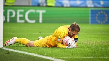 Slovenia�s goalkeeper Jan Oblak makes a save during the Euro 2024 Group H second leg qualifying football match between Slovenia and Finland at the Stozice Stadium in Ljubljana on October 14, 2023. (Photo by Jure Makovec / AFP)