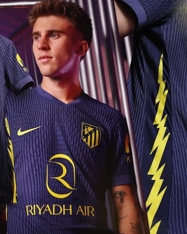 De predominante tonalidad en azul marino, su diseño incorpora además unos impactantes rayos en sus dorsales, cuyo vibrante color amarillo  otorga un toque eléctrico y distintivo. La equipación está inspirada en la banda sonora en los momentos previos a cada partido que se disputa en el Riyadh Air Metropolitano.