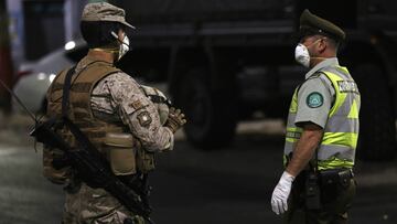 Santiago, 30 de Marzo 2020 Militares y carabineros controlan vehÃculos que circulan por la comuna de Independencia durante el toque de queda y cuarentena por la pandemia del coronavirus. Marcelo Hernandez/Aton Chile