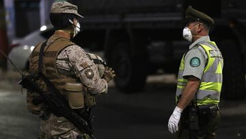 Santiago, 30 de Marzo 2020  Militares y carabineros controlan vehÃ­culos que circulan por la comuna de Independencia durante el toque de queda y cuarentena por la pandemia del coronavirus.  Marcelo Hernandez/Aton Chile