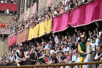 Ambiente en las gradas antes del Palio.