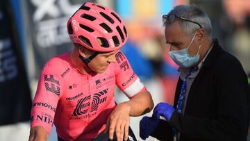 Michael Valgren se queja de su lesión en la mano izquierda tras una caída en la primera etaoa de la Estrella de Bessèges.