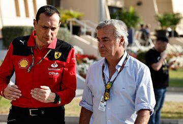 Enrico Gualtieri, Head of Power Unit Area de Ferrari, dialogando junto a Carlos Sainz (padre).