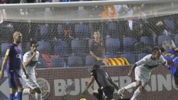 <b>DURO MAZAZO. </b>El Elche se llevó los tres puntos gracias a este gol de Acciari en el minuto 93, el último del encuentro.