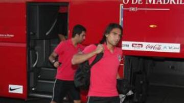 <b>SIN DEBUT. </b>Falcao llegó con el equipo al hotel AC La Finca de Madrid, pero hoy no jugará. El que sí estará es Arda (detrás del delantero).