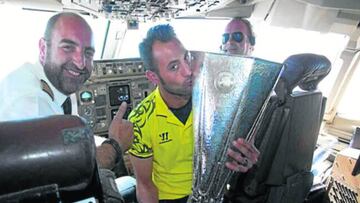 Alejandro, a la izquierda, junto a Beto y la tercera Europa League.