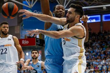 Jordan Sakho, p¨ªvot del R¨ªo Breog¨¢n, trata de frenar el avance de Facundo Campazzo, base del Real Madrid.