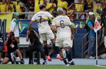 La Selección se impuso categóricamente 4-0 sobre Chile en el Metropolitano de Barranquilla. Triunfo en casa para la Tricolor gracias a los goles de Davinson Sánchez, Luis Díaz, Jhon Durán y Luis Sinisterra.
