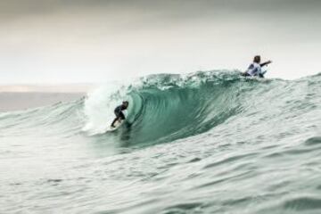 El Mundial de Surf Maui and Sons Arica Pro Tour 2015 , organizado por la Federación internacional de Surf, reune a 60 de los mejores raiders de todo el mundo. Ellos esperan domar la peligrosa ola “El Gringo” que rompe sobre las rocas, lo que la convierte en la competencia mas peligrosa en el circuito mundial.