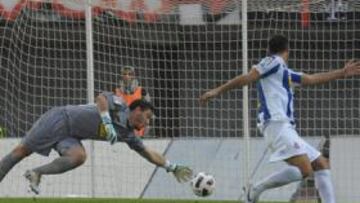 <b>EL MALLORCA EXISTIÓ... PERO POCO. </b>Cristian saca el balón en una de las escasa intervenciones que se vio obligado a realizar. El argentino suplió con nota a Kameni.