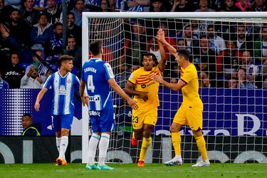 0-4. Jules Koundé celebra el cuarto gol que anota en el minuto 52 de partido.