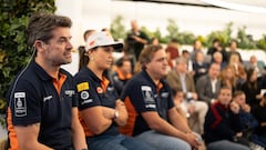 Carlos Checa, junto a Laia Sanz y Óscar Fuertes en la presentación del Astara Team.