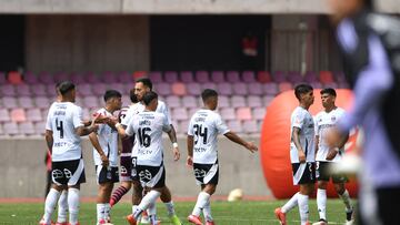 Futbol, Deportes La Serena vs Colo Colo.
Fecha 1, Liga primera 2025.
Los jugadores de Colo Colo, centro, celebran el triunfo contra Deportes La Serena durante el partido de primera division disputado en el estadio La Portada de La Serena, Chile.
16/02/2025
Alejandro Pizarro Ubilla/Photosport
Football, Deportes La Serena vs Colo Colo.
Date 1, First League 2025.
Colo Colo’s players, left right center, celebrate the victory against Deportes La Serena during the first division match played at the La Portada stadium in La Serena, Chile.
16/02/2025
Alejandro Pizarro Ubilla/Photosport