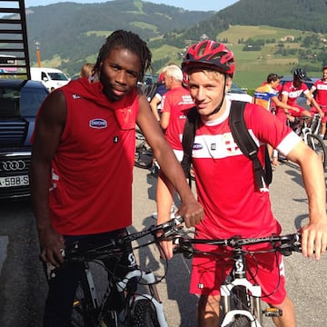 El danés es un deportista nato y aprovecha cualquier oportunidad para hacer otros deportes. Aquí le vemos en una vacaciones en Mont Blanc haciendo una carrera en bici.