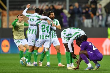 Los jugadores del Betis celebran el pase a su primera final europea tras finalizar el encuentro.