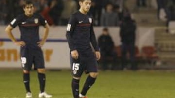 <b>CABIZBAJOS. </b>Koke, Pizzi y Adrián, apesadumbrados en el partido de ida en el Carlos Belmonte.