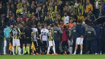 Lanzamiento de objetos en el Besiktas-Fenerbah&ccedil;e.