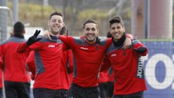 Burgui, bromeando en el entrenamiento del lunes junto a Rober Correa y Marco Asensio.