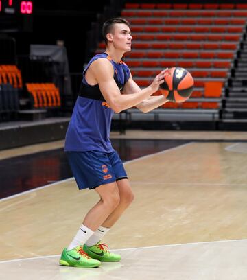 El base macedonio (23 a?os y 1,90), que sustituye a Guillem Vives, ha llegado a un acuerdo con el Valencia Basket para las pr車ximas cuatro temporadas tras brillar en el Joventut, equipo con el que debut車 en ACB en 2016 y con el que entr車 en el quinteto de j車venes de la Liga en 2020. Internacional con su pa赤s, Dimitrijevic promedi車 el curso pasado en la Liga Endesa 10,6 puntos y 3,6 asistencias (8,6 de valoraci車n) y 12,9 tantos y 3,6 pases de canasta (13,4 de valoraci車n) en la Eurocup.
