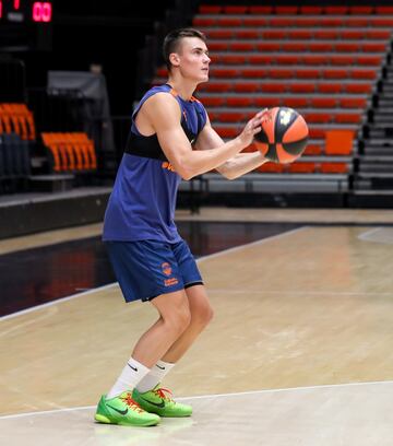 
El base macedonio (23 años y 1,90), que sustituye a Guillem Vives, ha llegado a un acuerdo con el Valencia Basket para las próximas cuatro temporadas tras brillar en el Joventut, equipo con el que debutó en ACB en 2016 y con el que entró en el quinteto de jóvenes de la Liga en 2020. Internacional con su país, Dimitrijevic promedió el curso pasado en la Liga Endesa 10,6 puntos y 3,6 asistencias (8,6 de valoración) y 12,9 tantos y 3,6 pases de canasta (13,4 de valoración) en la Eurocup.
