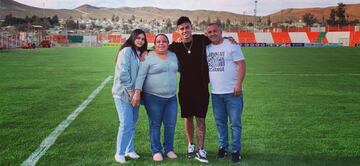 Mesías comparte junto a su familia en El Cobre.