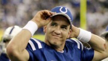 9 de enero de 2005. Un joven Peyton Manning sonríe satisfecho tras protagonizar la victoria de sus Colts sobre los Denver Broncos 49-24 en un partido de playoffs en el que el quarterback lanzó cuatro touchdowns.