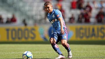 Gustavo Cu&eacute;llar durante un partido con Flamengo ante Atl&eacute;tico Paranaense por el Brasileirao