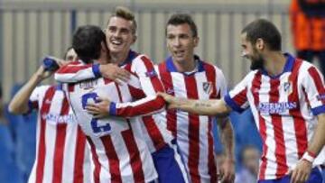 Griezmann es felicitado por Godín después de marcarle al Malmoe, con Simeone jaleándole.