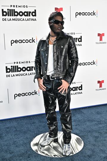 Myke Towers posa en la alfombra roja de los Latin Billboard Awards.